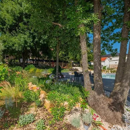 Villa Botanica - Lush Garden And Pool Oasis Kamenmost